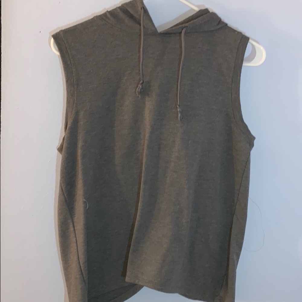 Sleeveless hooded workout shirt